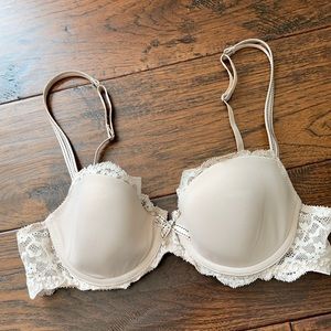 Chantelle 34B cream bra with pretty lace detail